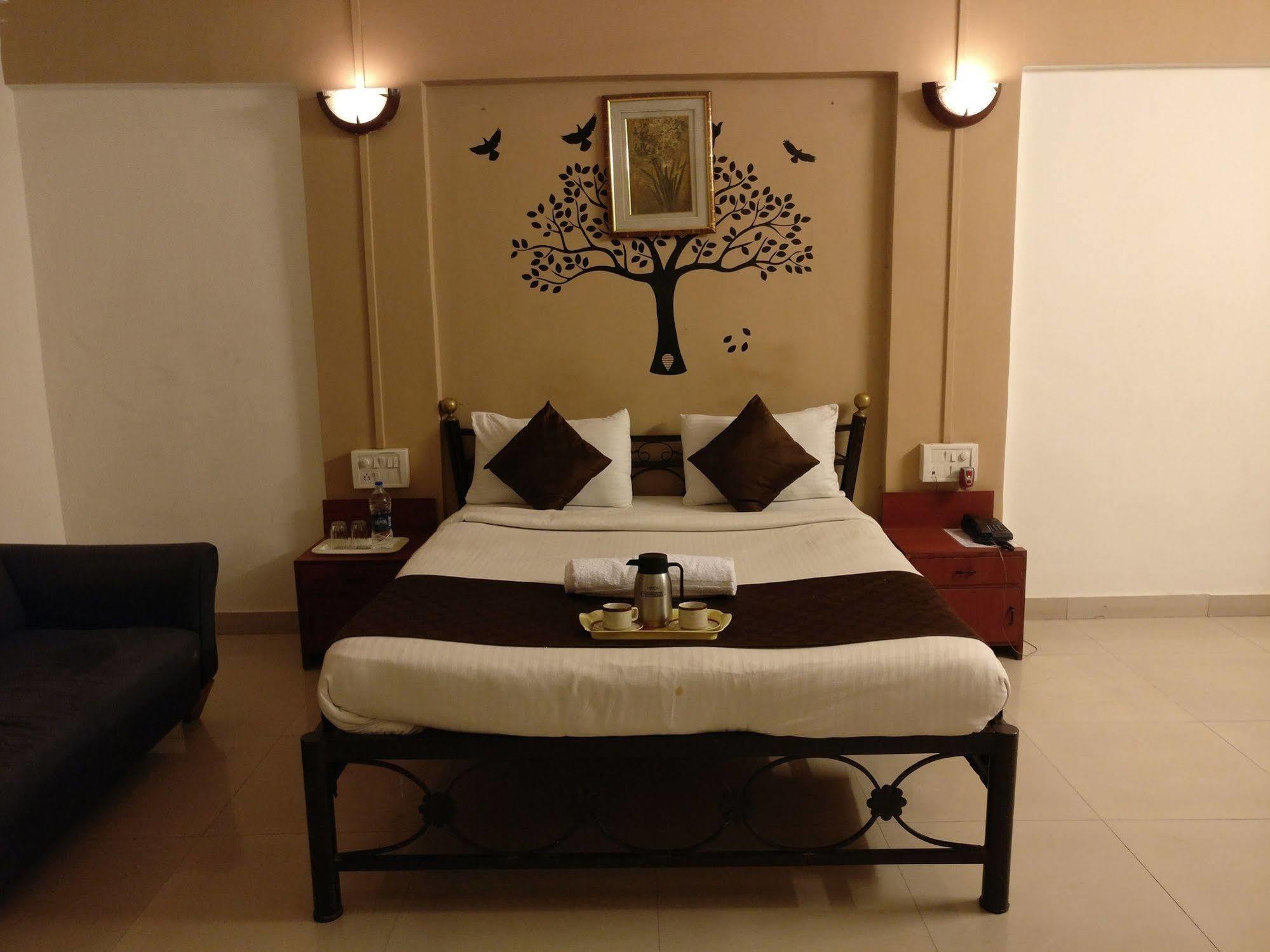 Oyo 1065 Hotel Hmr Royal Inn Pune Eksteriør bilde