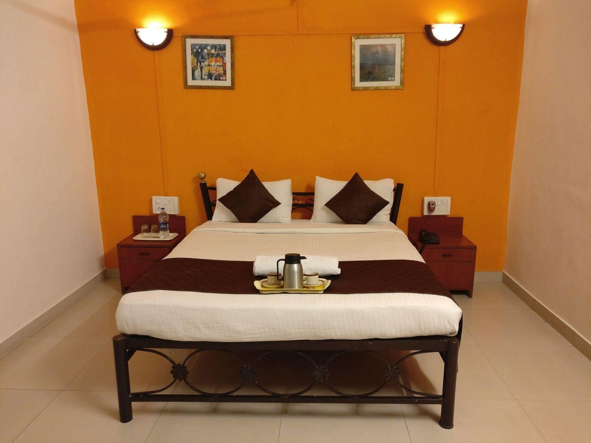 Oyo 1065 Hotel Hmr Royal Inn Pune Eksteriør bilde