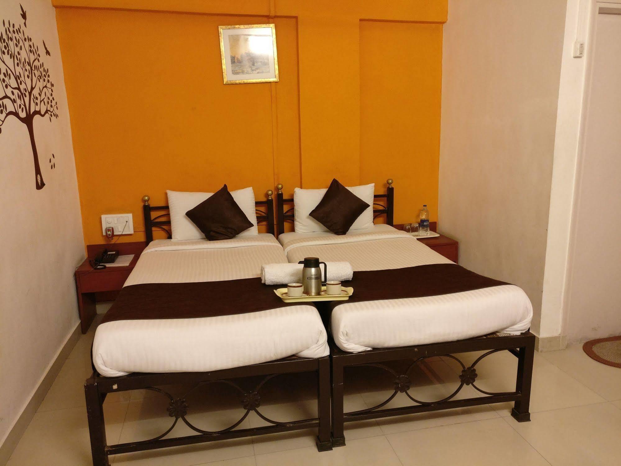 Oyo 1065 Hotel Hmr Royal Inn Pune Eksteriør bilde